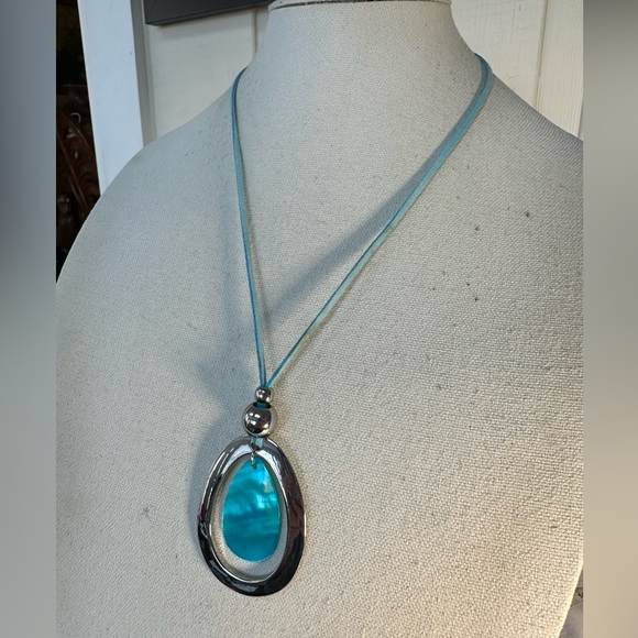 Modern Boho Chic silvertone and dyed shell necklace - Picture 3 of 5
